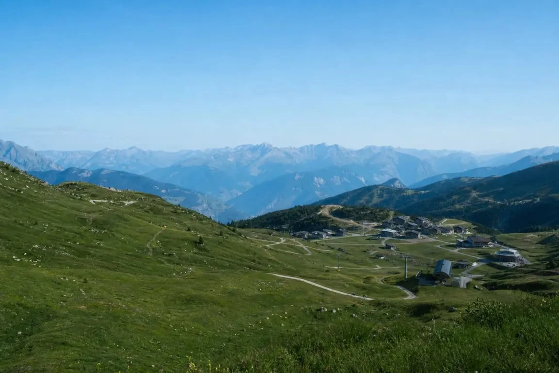 Valfréjus en été, panorama de la station d’altitude en Maurienne avec alpages et sentiers