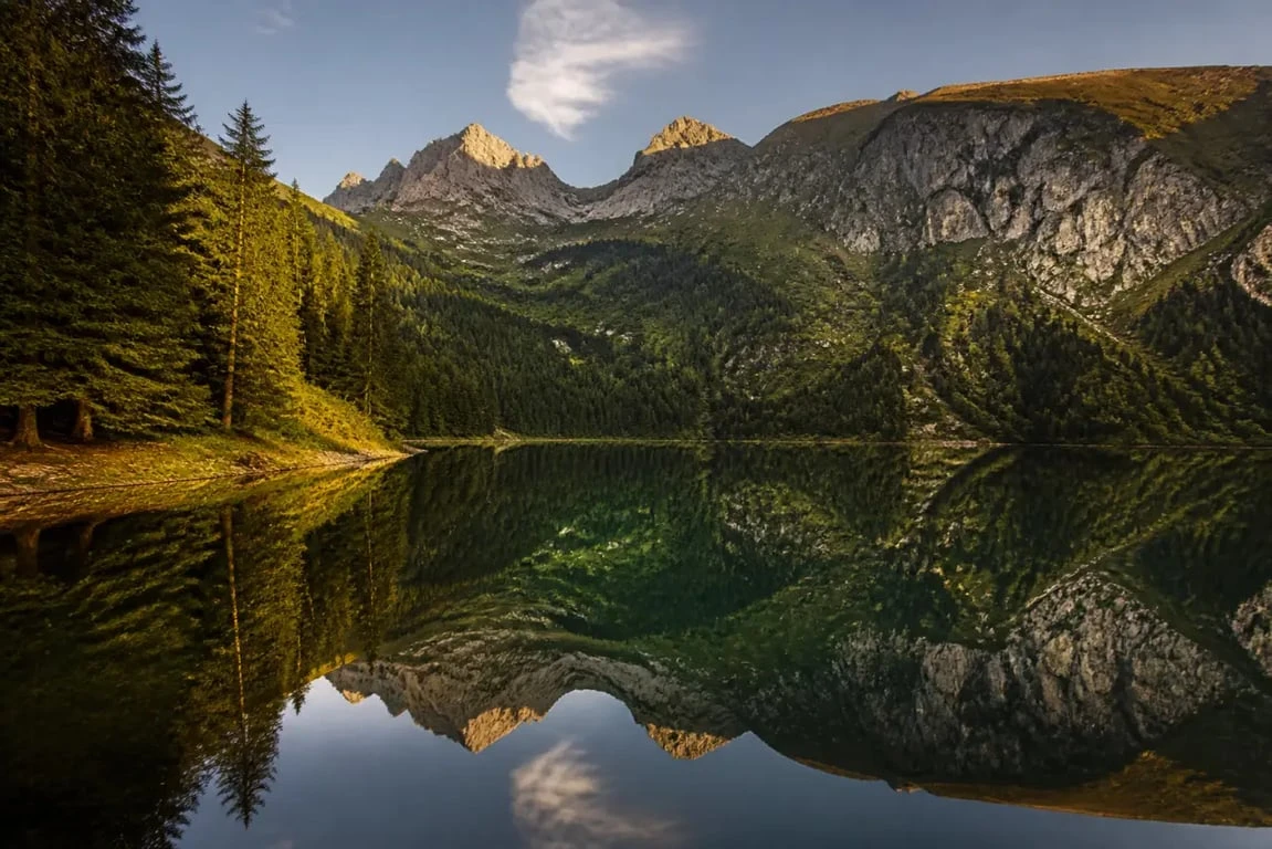 Lac haute savoie : ambiance montagne au lac de Montriond en Haute-Savoie