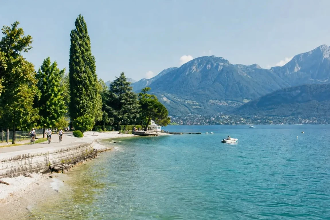 Lac haute savoie : panorama du lac d’Annecy avec plage et montagnes