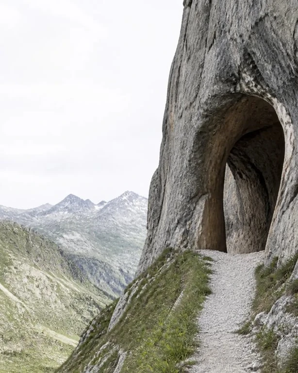 Grotte à visiter savoie : entrée des grottes de Saint-Christophe dans un paysage de falaises et de montagne