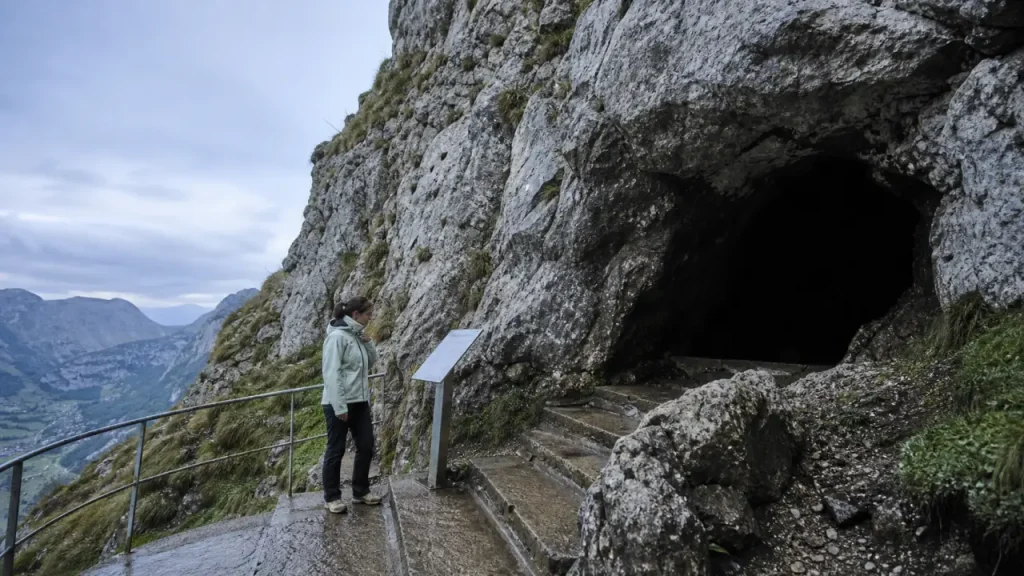 Entrée de la grotte à visiter en Savoie Saint-Christophe, escalier humide et visiteurs