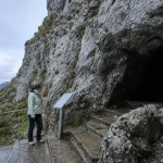 Entrée de la grotte à visiter en Savoie Saint-Christophe, escalier humide et visiteurs