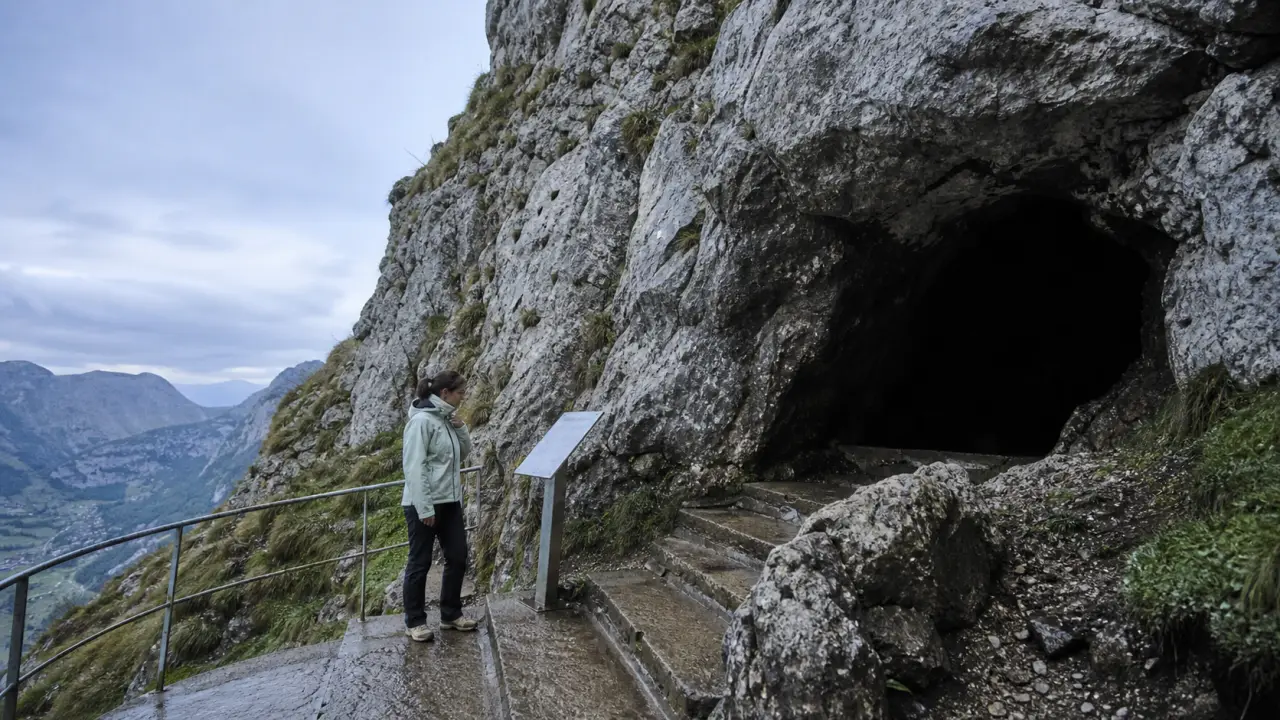 Entrée de la grotte à visiter en Savoie Saint-Christophe, escalier humide et visiteurs