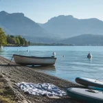 Photo du lac haute savoie d’Annecy au petit matin, plage et panorama