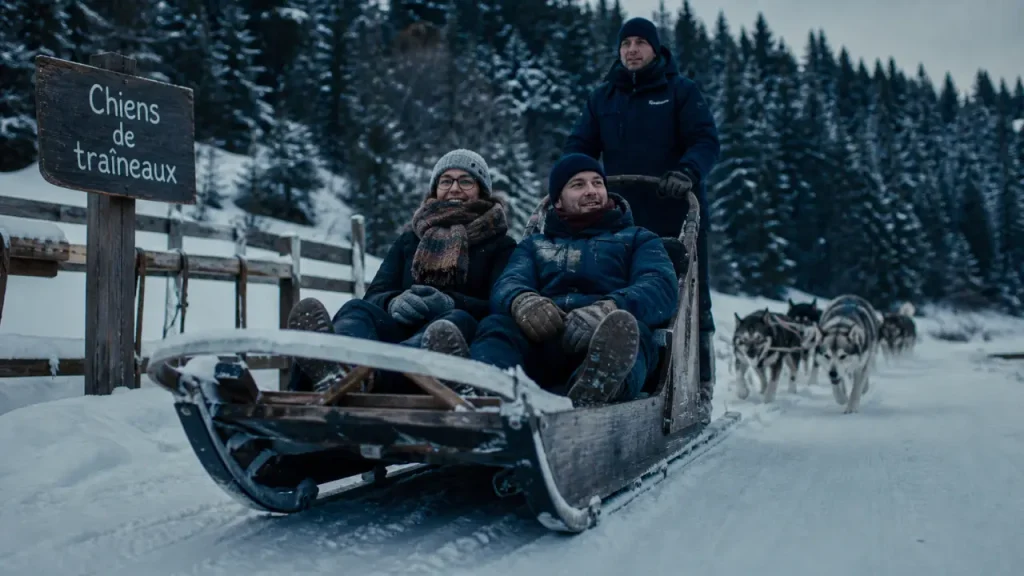 Randonnée chiens de traineaux Savoie : traîneau avec passagers et musher, chiens au départ