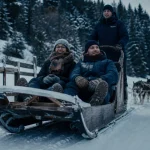 Randonnée chiens de traineaux Savoie : traîneau avec passagers et musher, chiens au départ