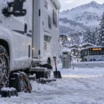 Aire de camping car station de ski Savoie, camping-car enneigé