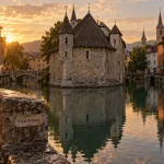 Vieille ville Annecy : Palais de l’Île et canaux, reflets du Thiou