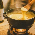 Vin blanc pour fondue savoyarde : verre et caquelon fumant