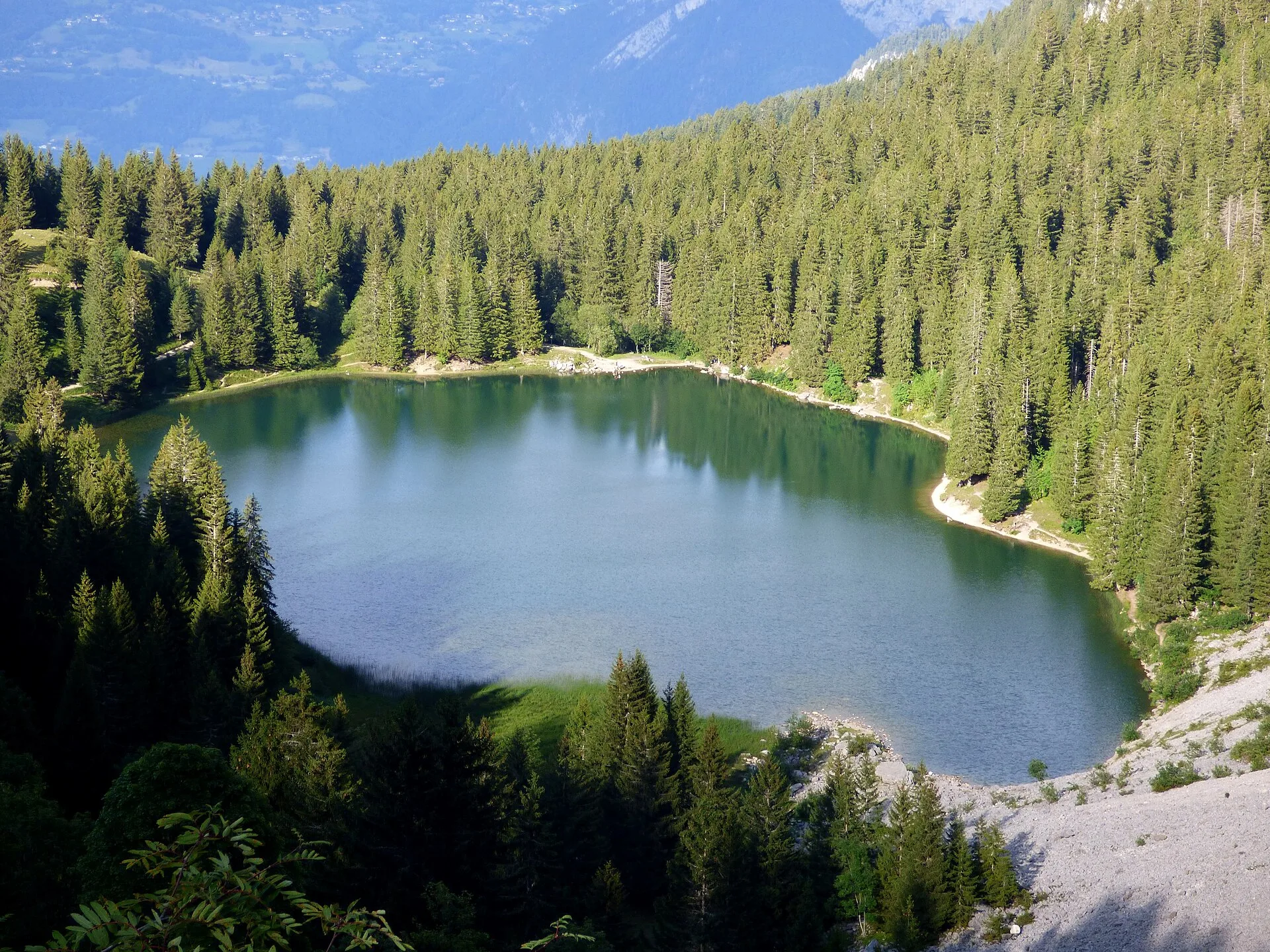 Le lac Bénit depuis l'Anténiou (au sud-ouest du lac).