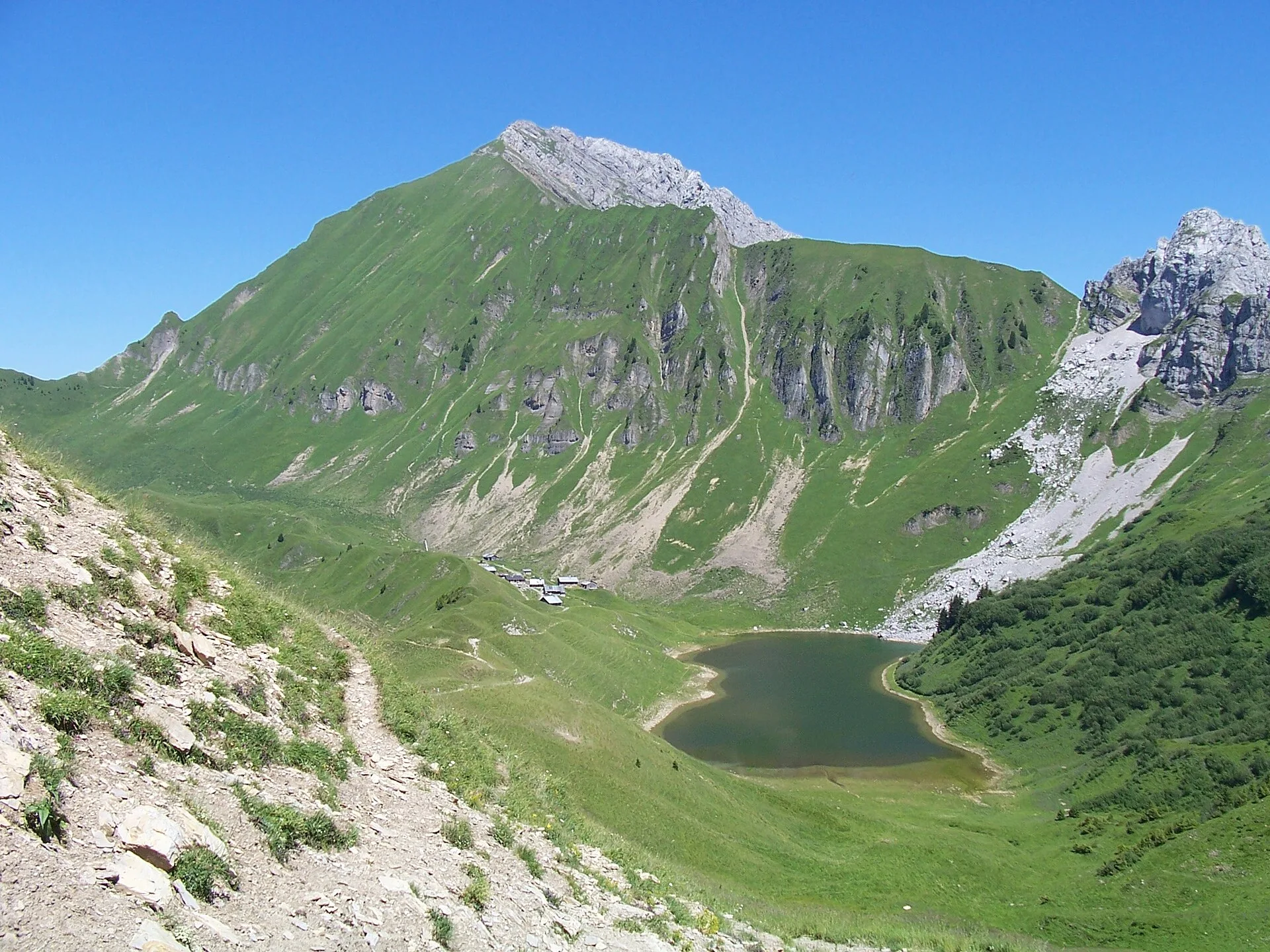 Lac de lessy vom Col de la Forclaz. Col de Sosay links, Pic de Jallouvre (2408m), Le Buclon (2072m) rechts