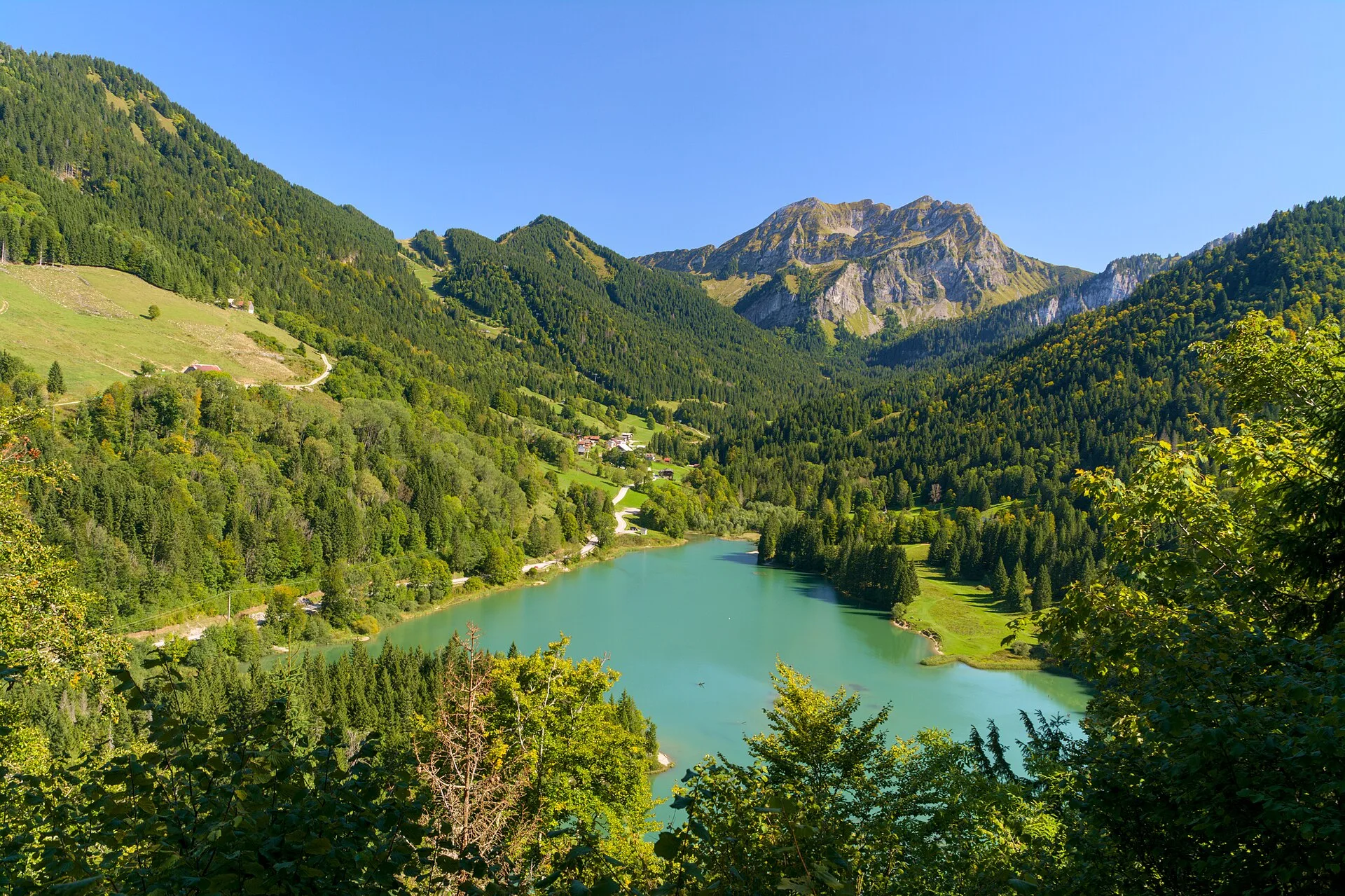 Lac de Vallon depuis le panorama en rive gauche. À l'arrière-plan, le roc d'Enfer.