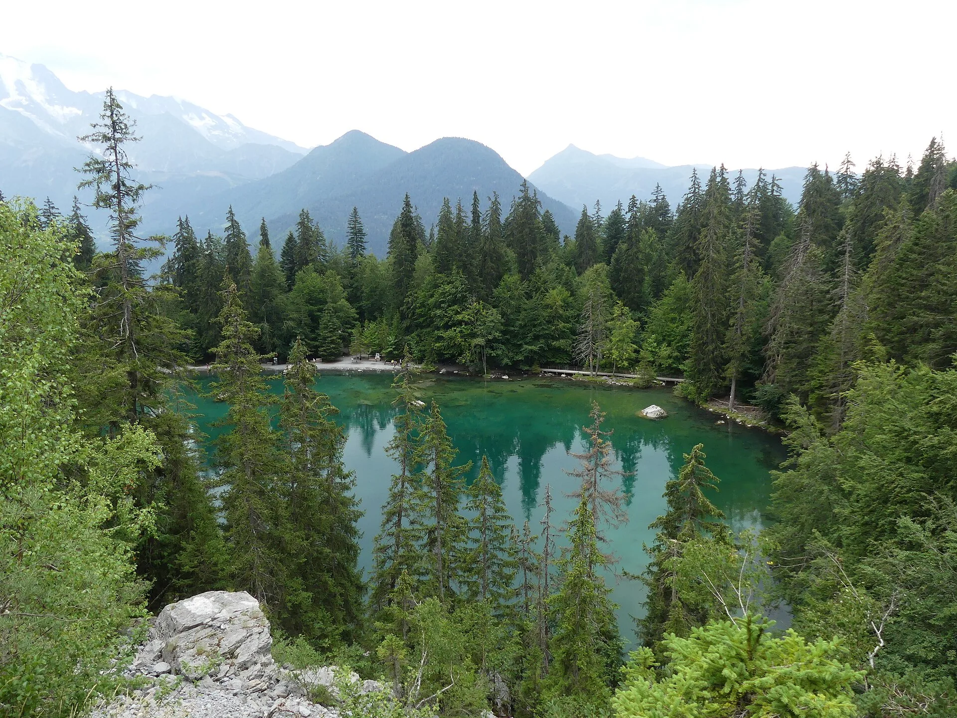 Le lac Vert depuis le belvédère au nord à Passy (Haute-Savoie).