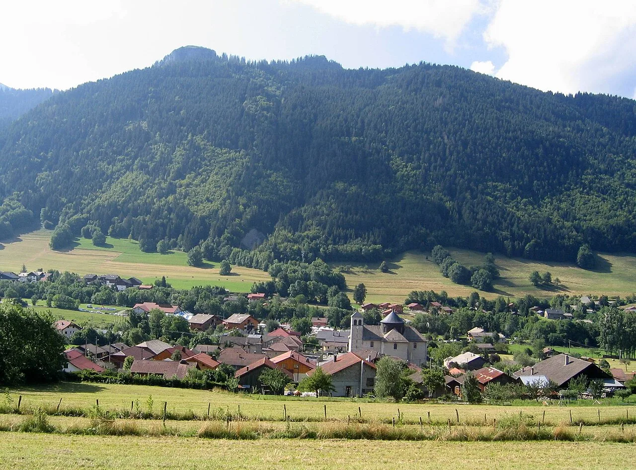 Le village de Bernex dans son paysage de montagne.
