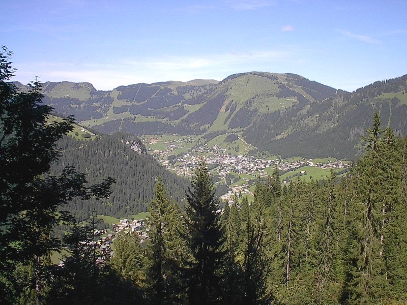 Châtel en été et les reliefs du Chablais.