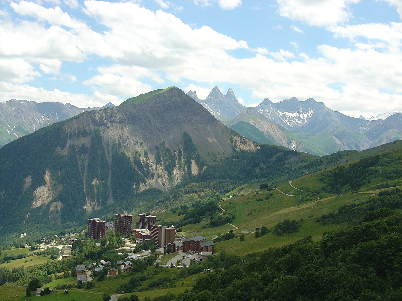 Les résidences et le front de neige du Corbier.