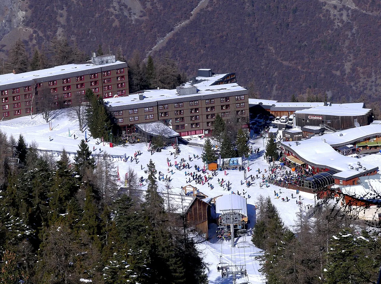 Le front de neige des Karellis depuis un télésiège.