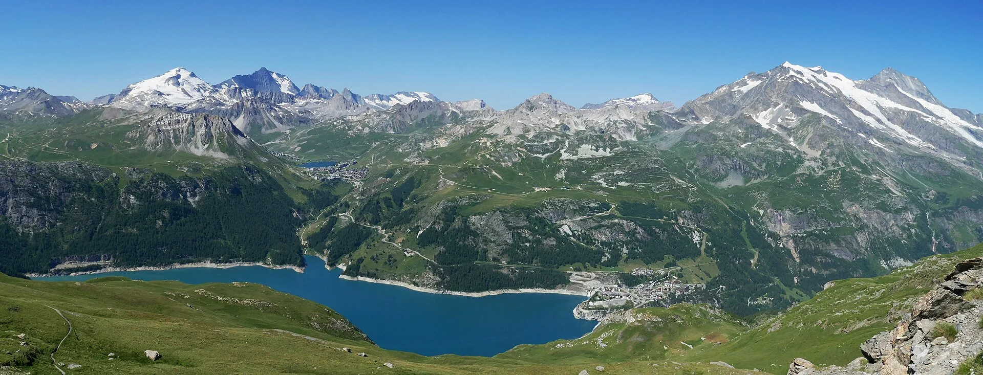 Tignes et le lac du Chevril.